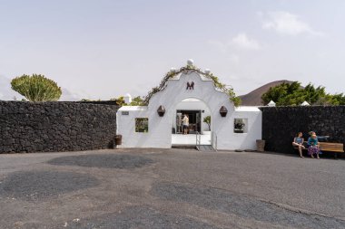 Lanzarote 'deki Cesar Manrique Vakfı' nın girişi, ziyaretçilerle birlikte beyaz duvarlar ve eşsiz bir mimari tasarım içeriyor..