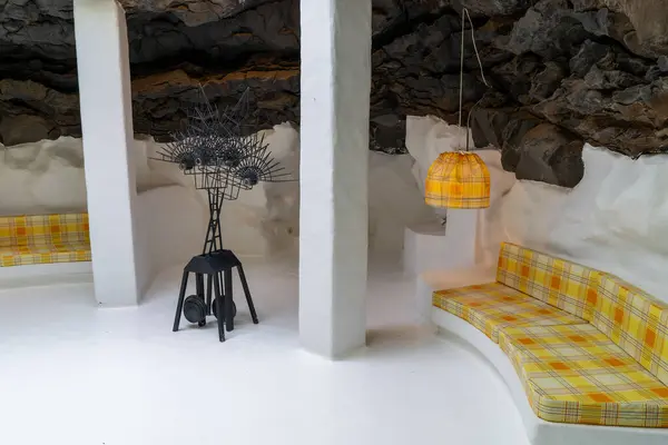 Cesar Manrique Vakfı 'nın içinde eşsiz mimari ve mobilyaları olan sanatsal bir alan var. Uzay doğal volkanik kayalara oyulmuştur..