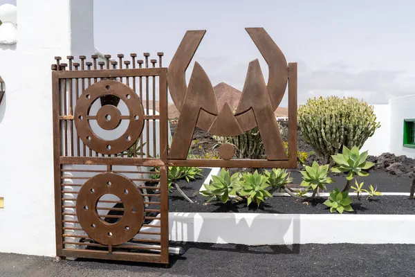 Cesar Manrique Vakfı 'nın ikonik logosu Lanzarote' de sanatsal kapılar ve yerel bitkilerle sergileniyor..