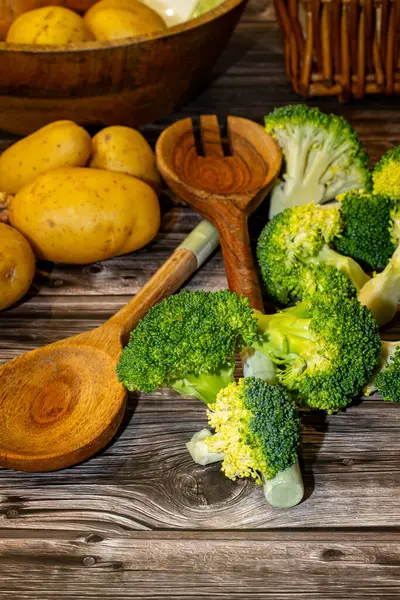 Eski ahşap arka planda sebzeler. Yakın çekim. Yüksek kalite fotoğraf