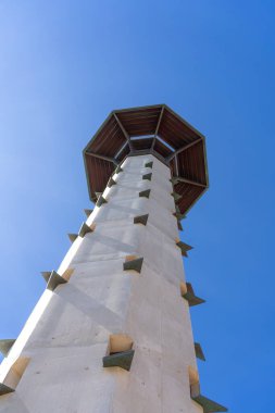 İspanya, Altafulla 'da açık mavi gökyüzünün altındaki modern bir kule manzarası. Ahşap kaplama ve eşsiz geometrik tasarım mimari çıkarlarına ekleniyor..