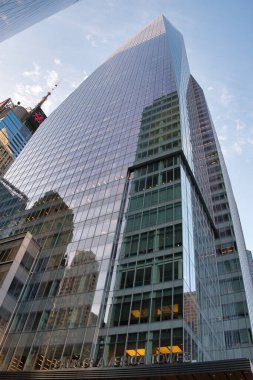 New York 'taki Bank of America Kulesi, gökyüzünü yansıtan modern bir gökdelen..