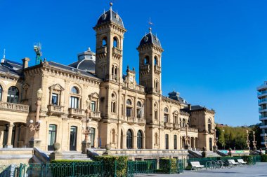 İspanya 'daki San Sebastian Belediye Binası' nın dış görünüşü, güneşli bir günde mimari ayrıntılarını ve çevresini gözler önüne seriyor. İspanya, 2024-11-01