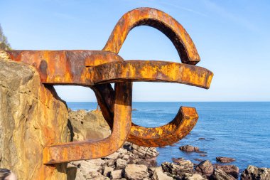 Eduardo Chillida 'nın ikonik Peine del Viento heykelleri İspanya' nın San Sebastian kentindeki Cantabrian Denizi 'nin zemininde görkemli bir şekilde duruyor..