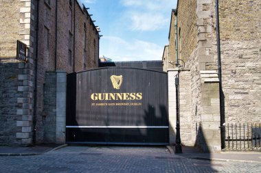 Dublin, İrlanda 'daki ikonik Guinness St. Jamess Kapı Bira Fabrikası girişi, tarihi mimarisi ve ünlü markası.