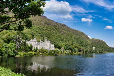 İrlanda 'nın Galway ilçesindeki Kylemore Manastırı' nın dağlı ve göllü manzarası..