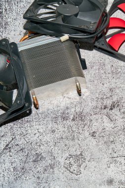 Yüzeye yerleştirilmiş PC soğutma vantilatörü olarak da adlandırılan klasik kırmızı CPU soğutucunun yukarısından