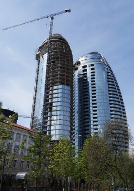 Kiev, Ukrayna 1 Mayıs 2021: Kiev şehir merkezinde bir yelken şeklinde yüksek binalar