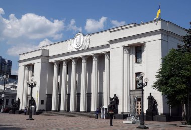 Kiev, Ukrayna 11 Temmuz 2021: Bir onur kıtası Ukrayna Yüksek Konseyi girişini koruyor