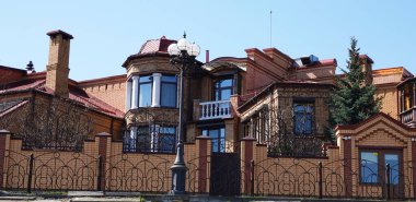 Kiev, Ukrayna 11 Nisan 2021: Kiev kentindeki Obolonskaya setinin merkezindeki seçkin konak