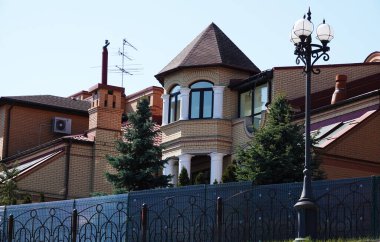 Kiev, Ukrayna 11 Nisan 2021: Kiev kentindeki Obolonskaya setinin merkezindeki seçkin konak