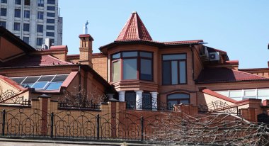 Kiev, Ukrayna 11 Nisan 2021: Kiev kentindeki Obolonskaya setinin merkezindeki seçkin konak