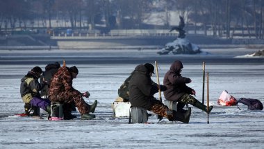 Kiev, Ukrayna 23 Ocak 2021: Kışın buzda balık tutan balıkçılar