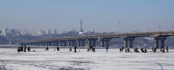 Kiev Ucrânia Janeiro 2021 Pescadores Pesca Gelo Inverno — Fotografia de Stock
