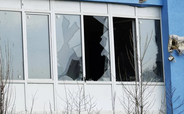 キエフ ウクライナ2021年4月21日 キエフのアパートの壊れた窓 ストックフォト
