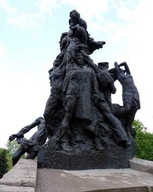 Kiev, Ukrayna 15 Mayıs 2021: Nazi toplu katliamı yapılan Babi Yar anıtı Roman, Yahudi ve Sovyet savaş esirlerinin 2.