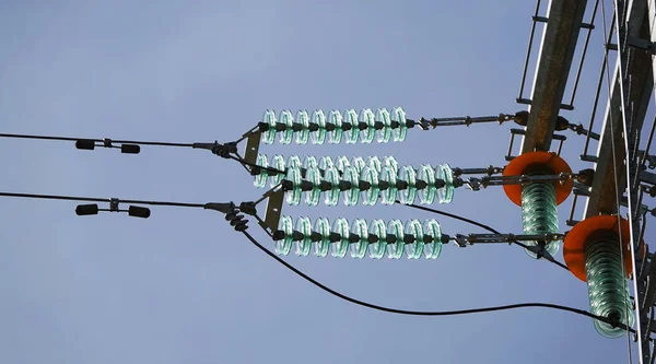 Postes Con Cables Alto Voltaje Contra Cielo Azul — Foto de Stock