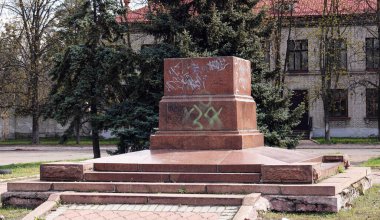 Kiev, Ukrayna 27 Nisan 2021: Kiev kentindeki Vladimir Ilyich Lenin anıtı