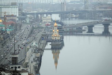 Kiev, Ukrayna 28 Kasım 2020: Kiev 'deki Dinyeper Podil bölgesinin sularında harikalar yaratan Aziz Niklas Tapınağı