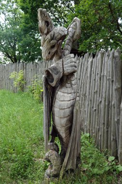 Kiev, Ukrayna 19 Haziran 2021: Ahşaptan oyulmuş insan ve hayvan figürleri - eğlence kompleksi Kievan Rus