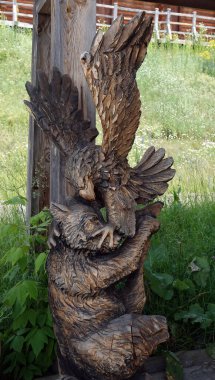 Kiev, Ukrayna 19 Haziran 2021: Ahşaptan oyulmuş insan ve hayvan figürleri - eğlence kompleksi Kievan Rus