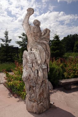 Kiev, Ukrayna 19 Haziran 2021: Ahşaptan oyulmuş insan ve hayvan figürleri - eğlence kompleksi Kievan Rus