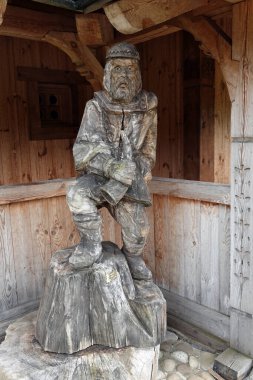 Kiev, Ukrayna 19 Haziran 2021: Ahşaptan oyulmuş insan ve hayvan figürleri - eğlence kompleksi Kievan Rus