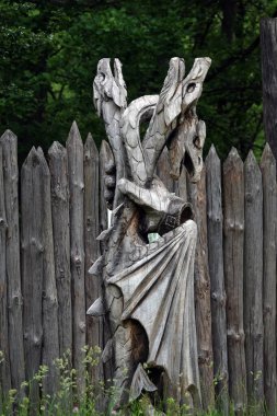 Kiev, Ukrayna 19 Haziran 2021: Ahşaptan oyulmuş insan ve hayvan figürleri - eğlence kompleksi Kievan Rus