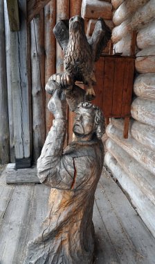 Kiev, Ukrayna 19 Haziran 2021: Ahşaptan oyulmuş insan ve hayvan figürleri - eğlence kompleksi Kievan Rus