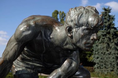 Kiev, Ukrayna 30 Eylül 2021: Taş Devri Silah Anıtı - Proletarya İşçisi Ahşap Taşı Vidaları Çözdü