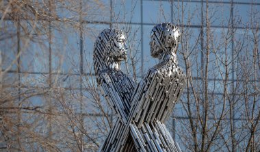 Kiev, Ukrayna 21 Ocak 2020: Çelik borulardan yapılmış bir kadın ve erkeğin heykeli