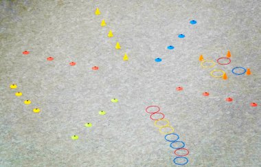 Kyiv, Ukrayna 19 Kasım 2022: Genç futbolcuların eğitimi için spor sahasında çipler