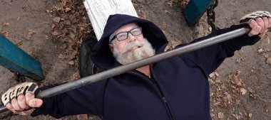 Kyiv, Ukrayna 11 Kasım 2021: Genç bir dede halter ve halterle kaslarını pompalıyor