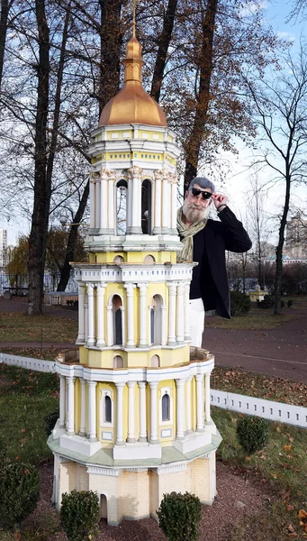 2021年11月11日 乌克兰基辅 基辅圣索菲亚大教堂钟楼旁边矗立着一个巨人 基辅的微型博物馆 — 图库照片