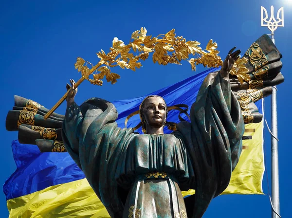 stock image Kyiv, Ukraine July 20, 2020: A monument dedicated to the independence of Ukraine against the background of the largest Flag of Ukraine