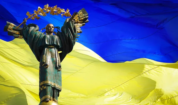 キエフ ウクライナ2020年7月20日 ウクライナ最大の旗の背景にウクライナの独立に捧げられた記念碑 ロイヤリティフリーのストック画像