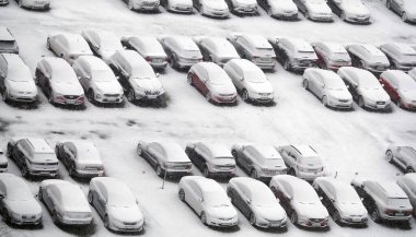 Kyiv, Ukrayna 12 Mart 2023: Otoparktaki arabalar yapışkan karlarla süpürüldü