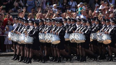 Kyiv, Ukrayna 24 Ağustos 2021: İçişleri Bakanlığı 'ndan bir grup kadın davulcu, Ukrayna' nın Kyiv 'de bağımsızlığının 30. yılını kutlamak için yürüyüşe geçti