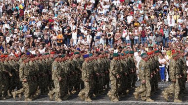 Kyiv, Ukrayna 24 Ağustos 2021: Bir grup Ukraynalı asker, Ukrayna 'nın Kyiv' de bağımsızlığının 30. yılını kutlamak için yürüdü