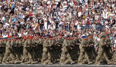 Kyiv, Ukrayna 24 Ağustos 2021: Bir grup Ukraynalı asker, Ukrayna 'nın Kyiv' de bağımsızlığının 30. yılını kutlamak için yürüdü