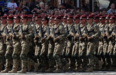 Kyiv, Ukrayna 24 Ağustos 2021: Ukrayna Askeri Kuvvetleri 'nin Kyiv' deki 30 yıllık bağımsızlığını kutlayan birlikleri