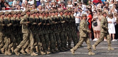 Kyiv, Ukrayna 24 Ağustos 2021: Ukrayna Askeri Kuvvetleri 'nin Kyiv' deki 30 yıllık bağımsızlığını kutlayan birlikleri