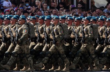 Kyiv, Ukrayna 24 Ağustos 2021: Ukrayna Askeri Kuvvetleri 'nin Kyiv' deki 30 yıllık bağımsızlığını kutlayan birlikleri