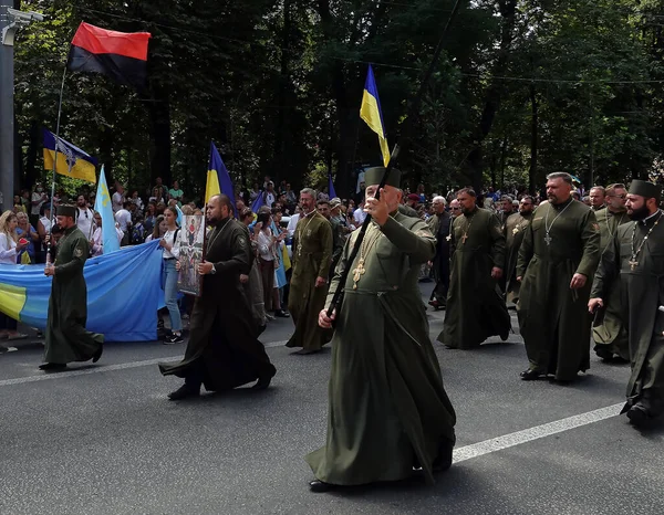 キエフ ウクライナ2021年8月24日 キエフでウクライナの独立の30年を祝う軍事宗教の列 — ストック写真