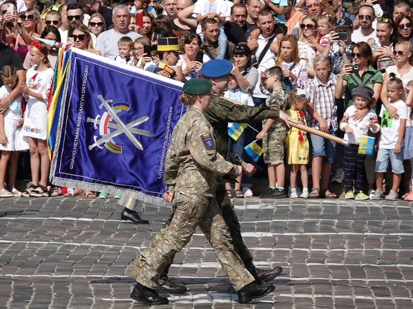 Kiev Ucrania Agosto 2021 Una Columna Soldados Lituanos Marchando Celebración —  Fotos de Stock