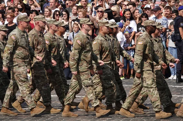 キエフ ウクライナ8月24 2021 米国の兵士の列 米国はキエフでウクライナの独立の30年を祝う行進 — ストック写真