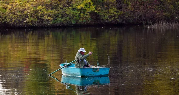 Kiev Ukraine October 2020 Fisherman Catches Fish Rod Boat River — Stock Photo, Image