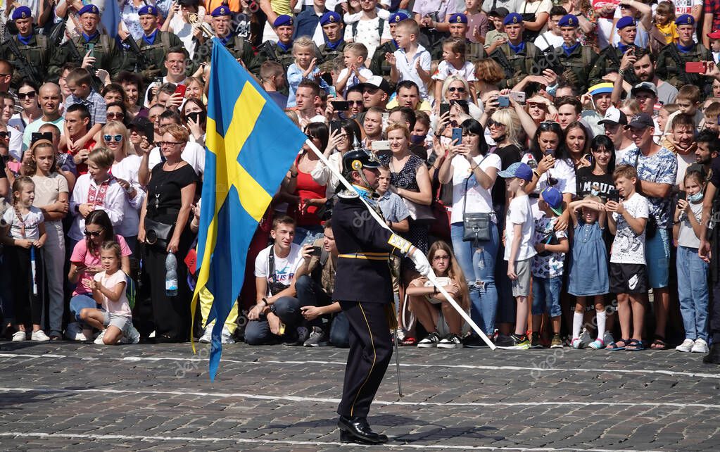 Kiev, Ucrania 24 de agosto de 2021 Una columna de soldados suecos