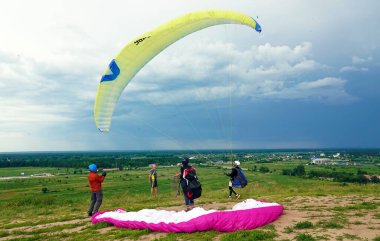 Kiev, Ukrayna 19 Haziran 2021: Paraşütçüler ve paraşütçüler ile dağdan uçuşlar