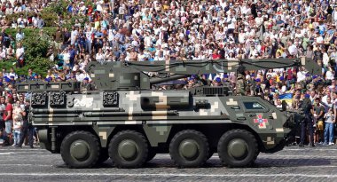 Kyiv, Ukrayna 24 Ağustos 2021: Ukrayna 'nın bağımsızlığının 30. yıldönümü kutlamalarında zırhlı askeri tahliye aracı BTR vinci